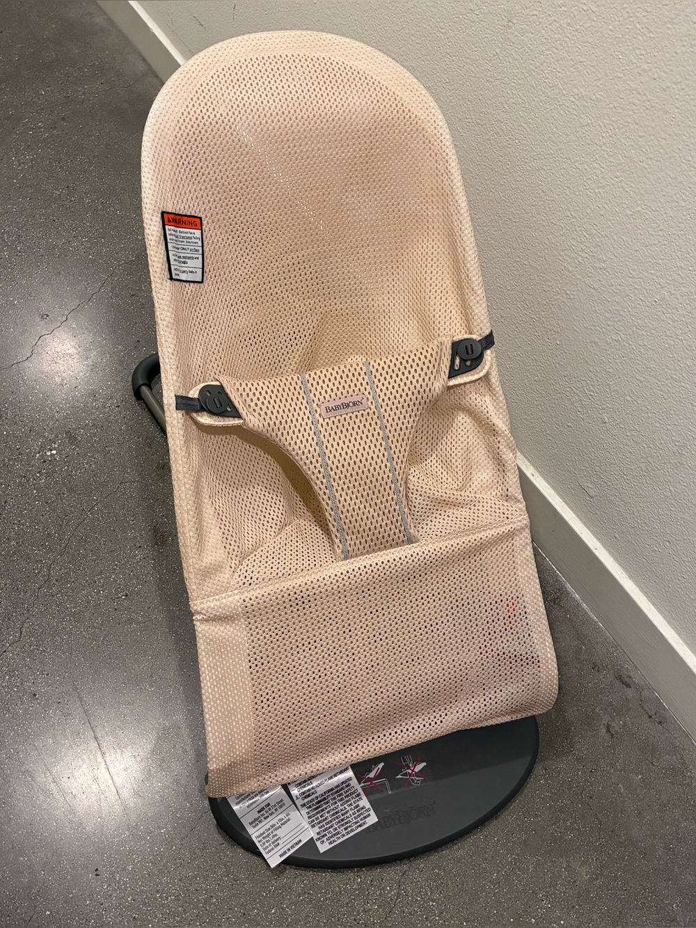 BabyBjorn Bouncer Seat in Pale Pink Mesh with Black Base